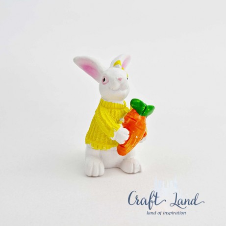 Мини заек от полирезин с жълт пуловер и морков